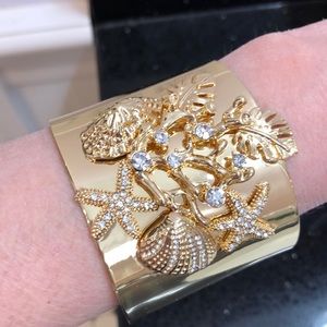 Lilly Pulitzer Jewelry - Lilly Pulitzer Sea Shell Bangle. Lilly Pulitzer Jewelry - Lilly Pulitzer Sea Shell Bangle.